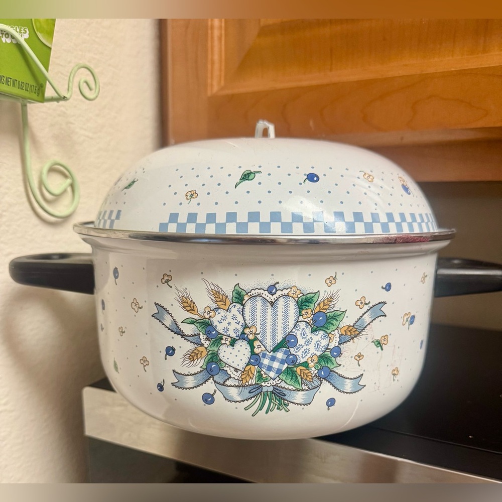Tabletops Unlimited βBlueberry Heartsβ Vintage Covered Pot